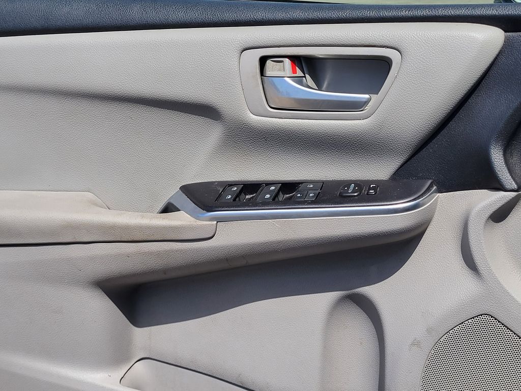 2016 Toyota Camry LE photo 19