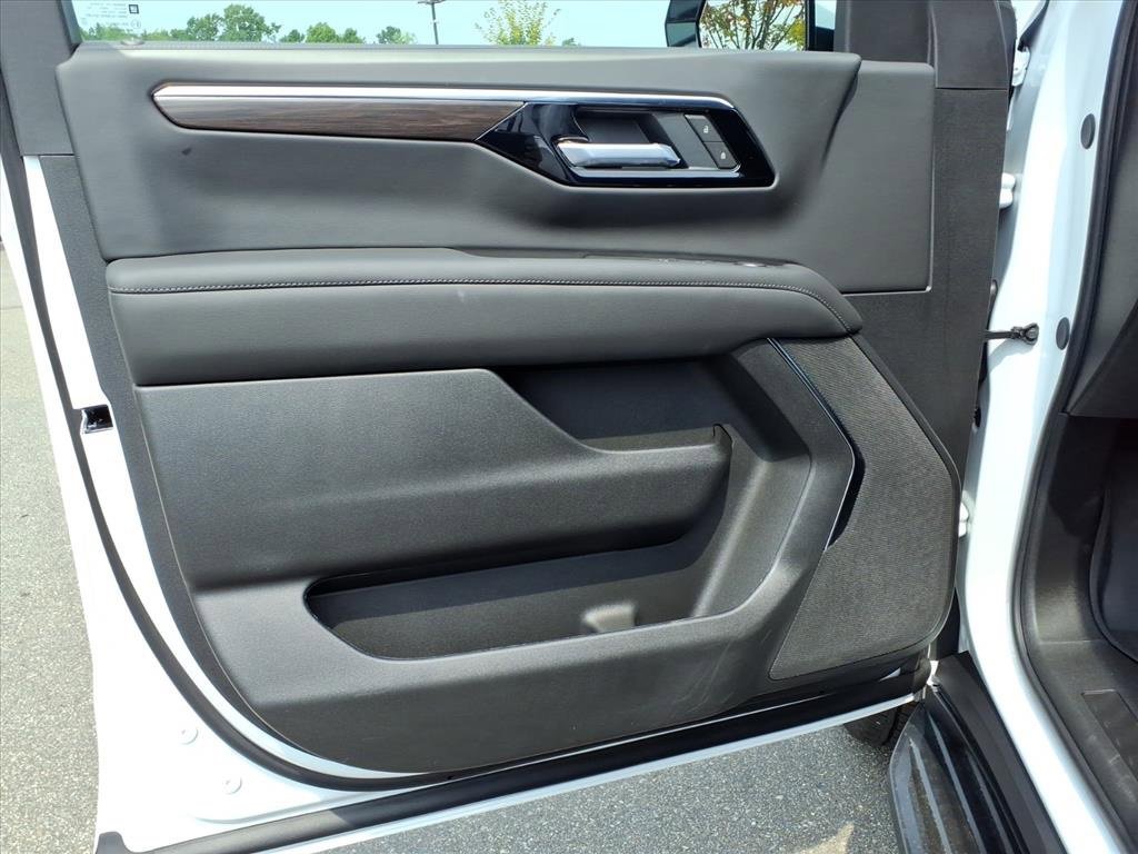 2025 Chevrolet Suburban LS photo 17