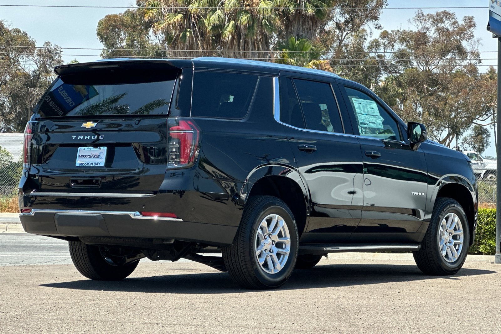 2025 Chevrolet Tahoe LS photo 4
