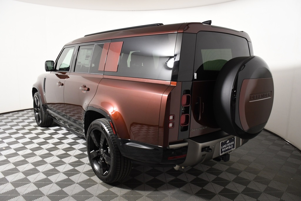 2025 Land Rover Defender 130 X-Dynamic SE photo 4