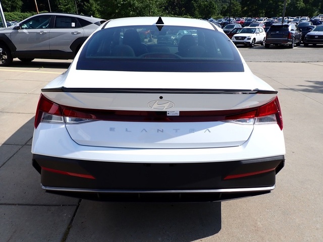 2025 Hyundai Elantra SEL Sport photo 2