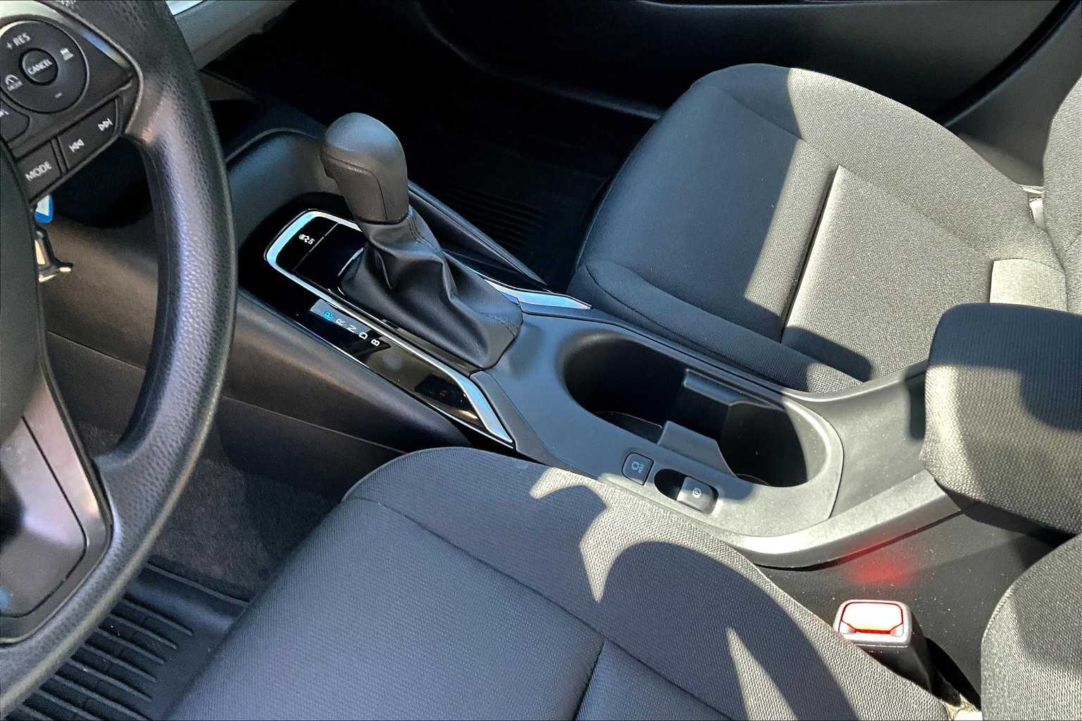 2024 Toyota Corolla LE photo 32