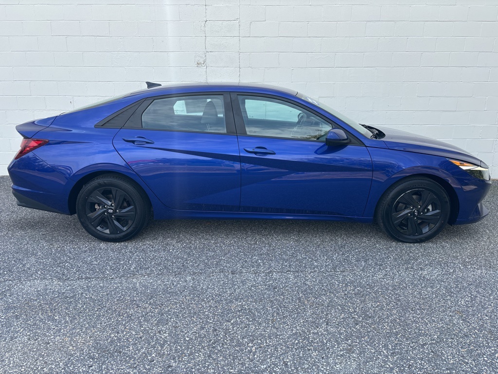 2022 Hyundai Elantra SEL photo 2