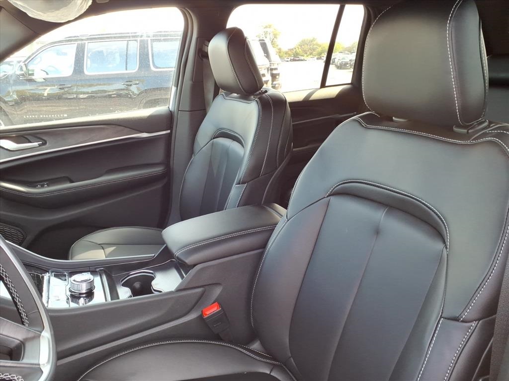 2025 Jeep Grand Cherokee Limited photo 6