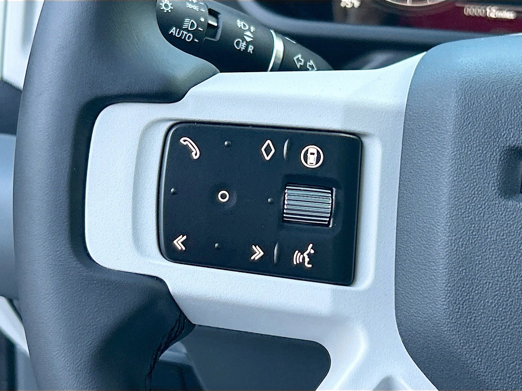 2025 Land Rover Defender 110 S photo 26