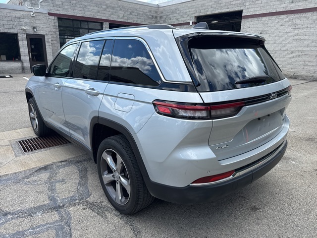 2022 Jeep Grand Cherokee Limited photo 2