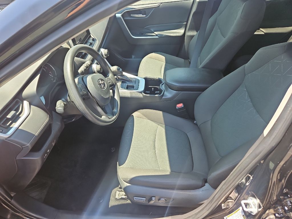 2024 Toyota RAV4 XLE photo 5