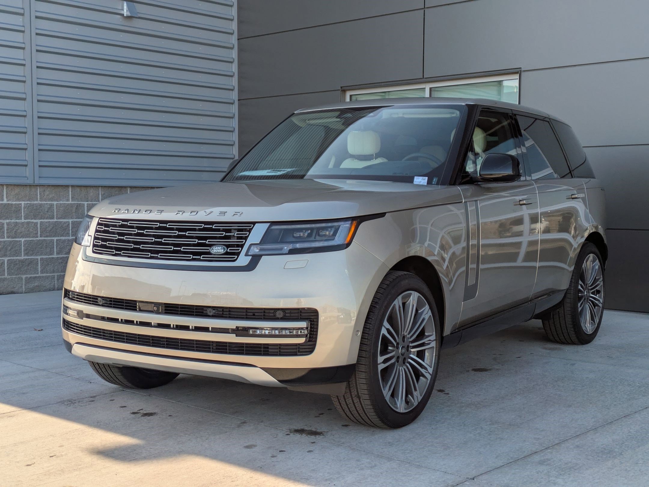 2025 Land Rover Range Rover SE's photo