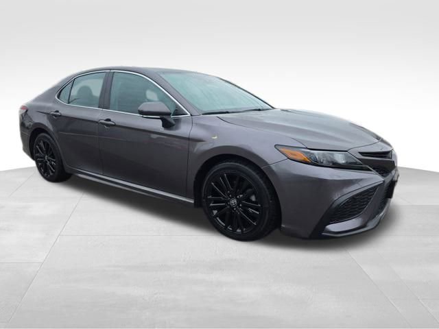 2022 Toyota Camry SE's photo