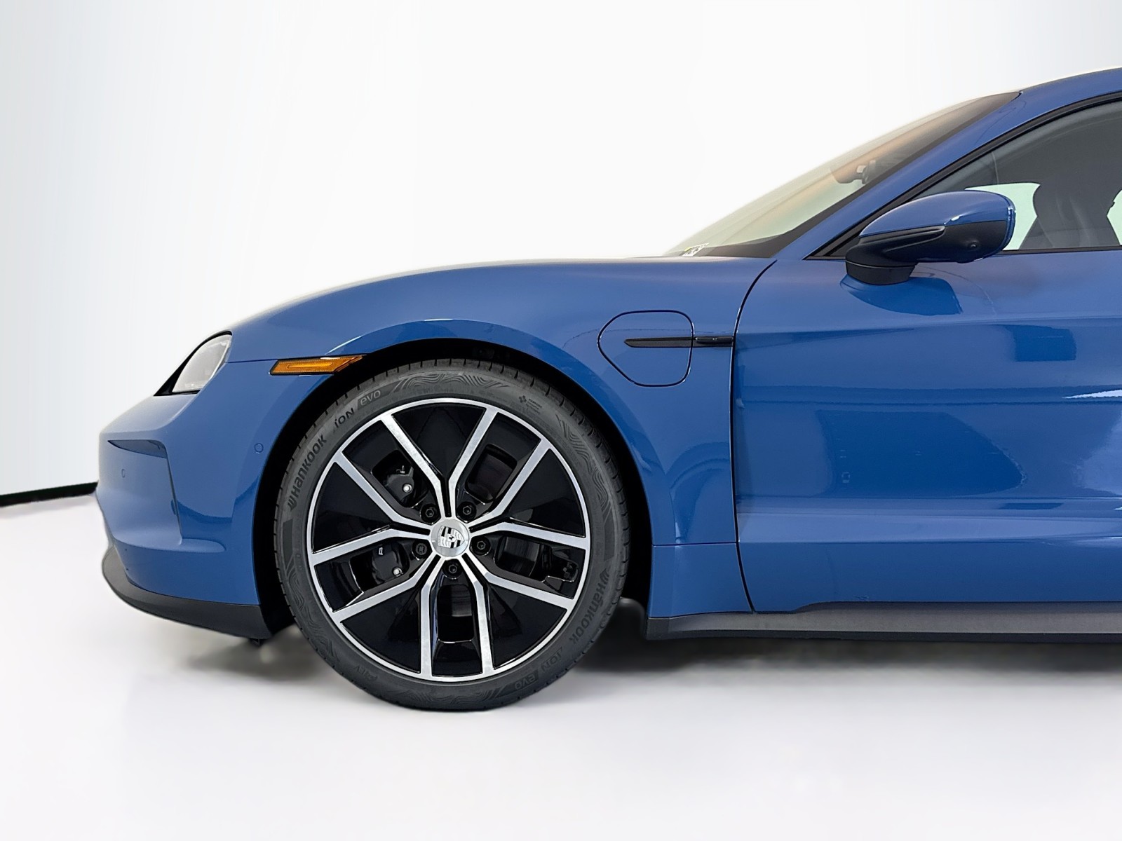 2025 Porsche Taycan photo 27