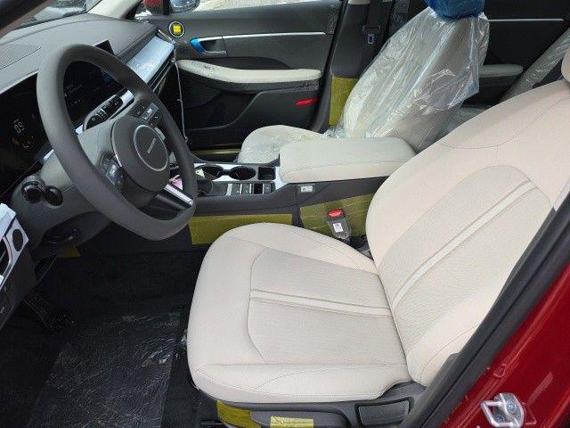2025 Hyundai Sonata SE photo 2