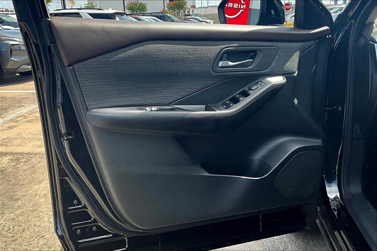 2023 Nissan Rogue SV photo 19