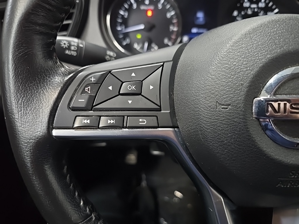 2019 Nissan Rogue SV photo 19