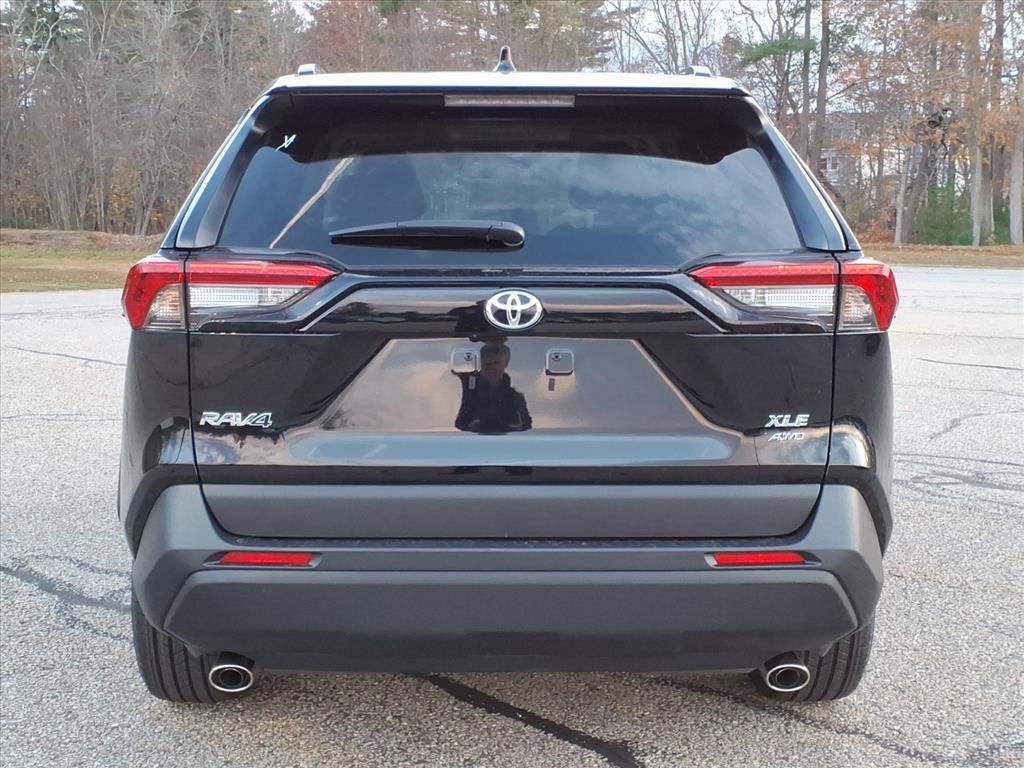 2025 Toyota RAV4 LE Premium photo 4