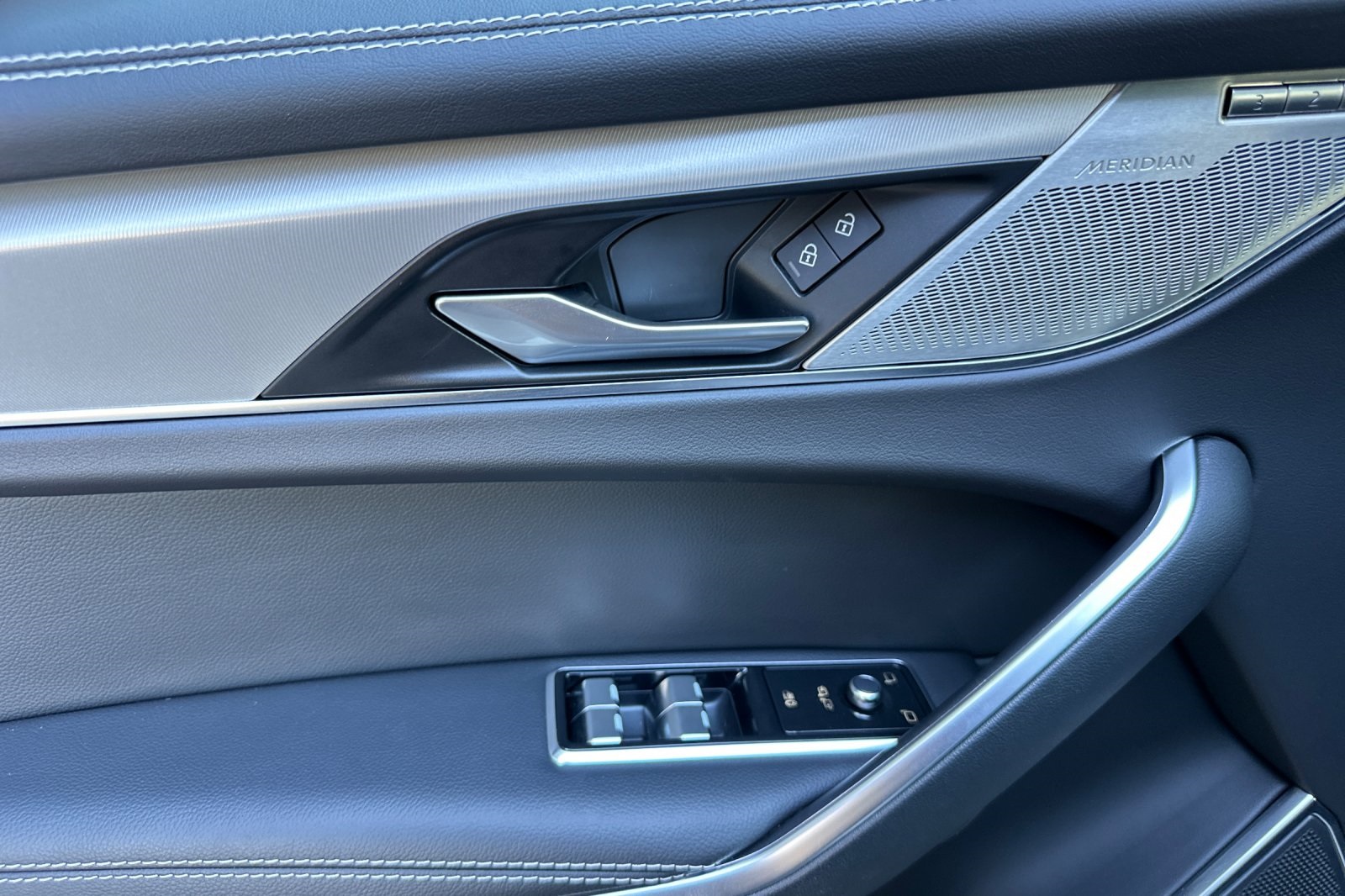 2025 Jaguar F-PACE P250 R-Dynamic S photo 10