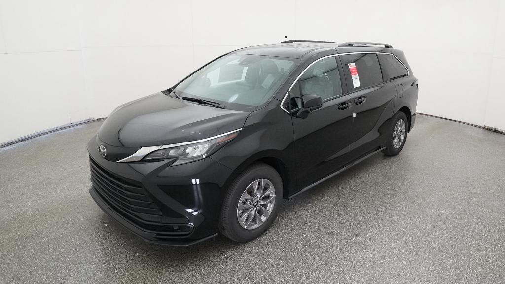 2026 Toyota Sienna LE's photo