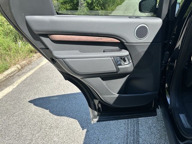 2025 Land Rover Discovery SE photo 12