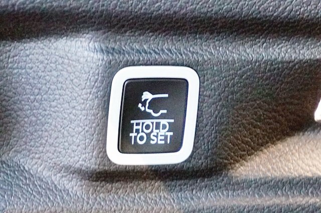 New 2023 Silver Zynith Exterior Paint Jeep Limited image 17