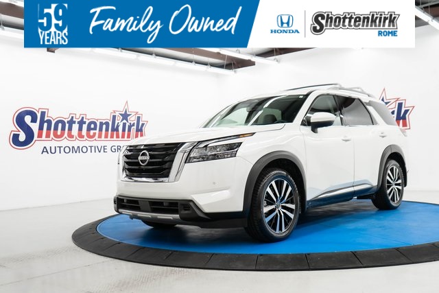 2024 Nissan Pathfinder Platinum's photo