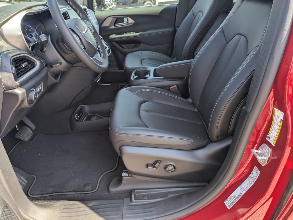 2026 Chrysler Pacifica photo 11