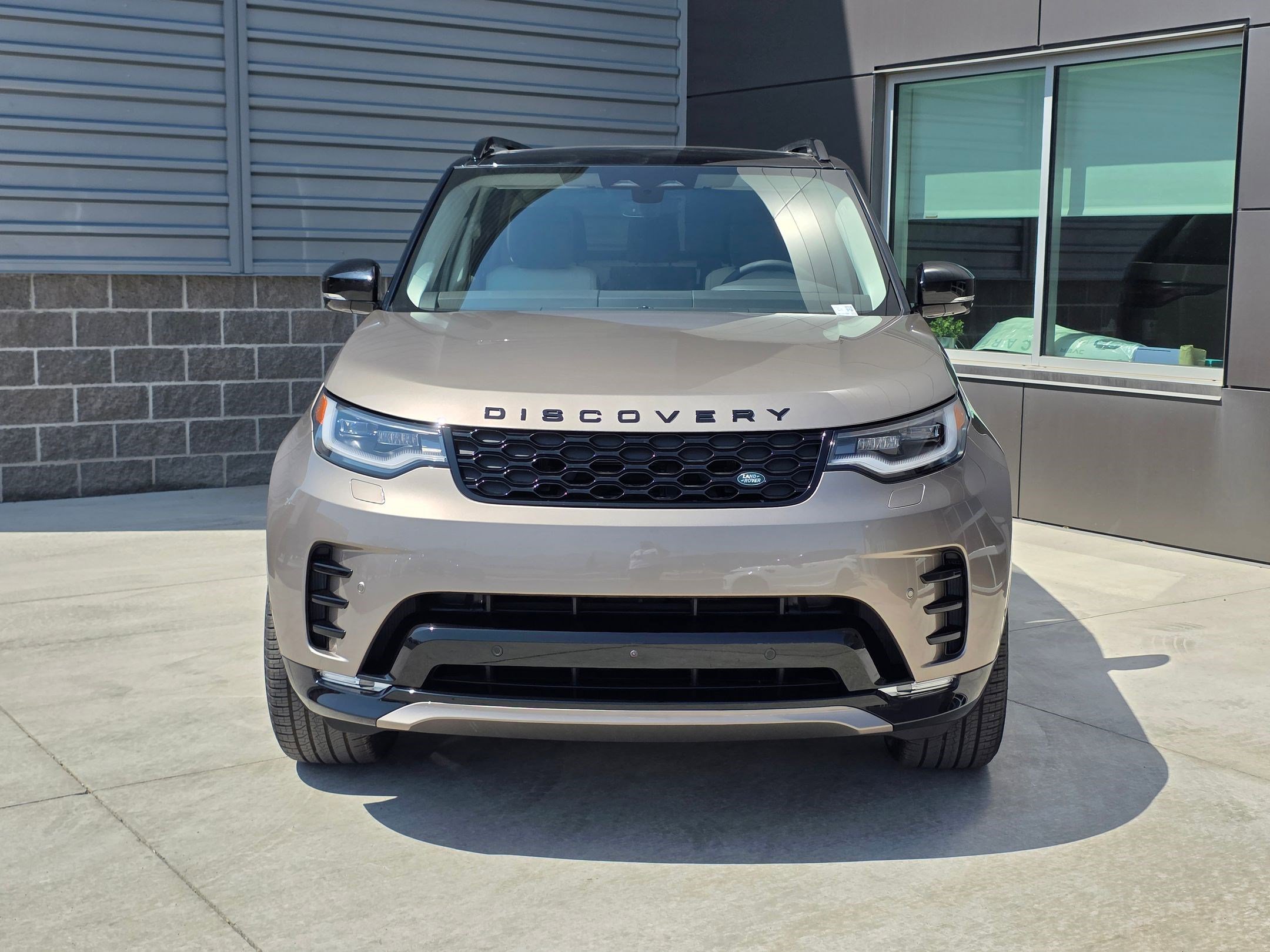 2025 Land Rover Discovery SE photo 2