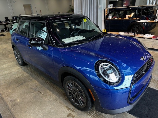 2025 Mini Cooper 4 Door Hardtop Signature photo 2