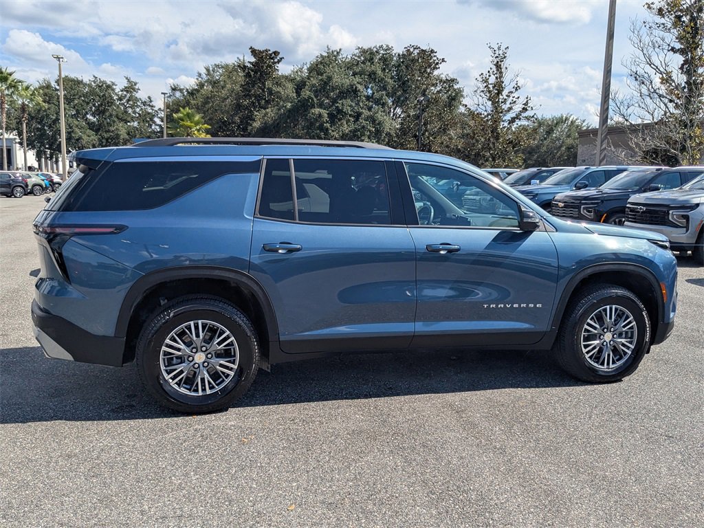2025 Chevrolet Traverse photo 2