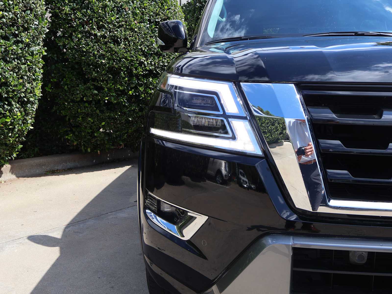 2022 Nissan Armada SV photo 2