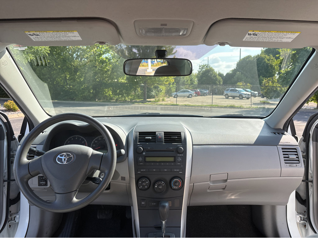 2009 Toyota Corolla LE photo 3