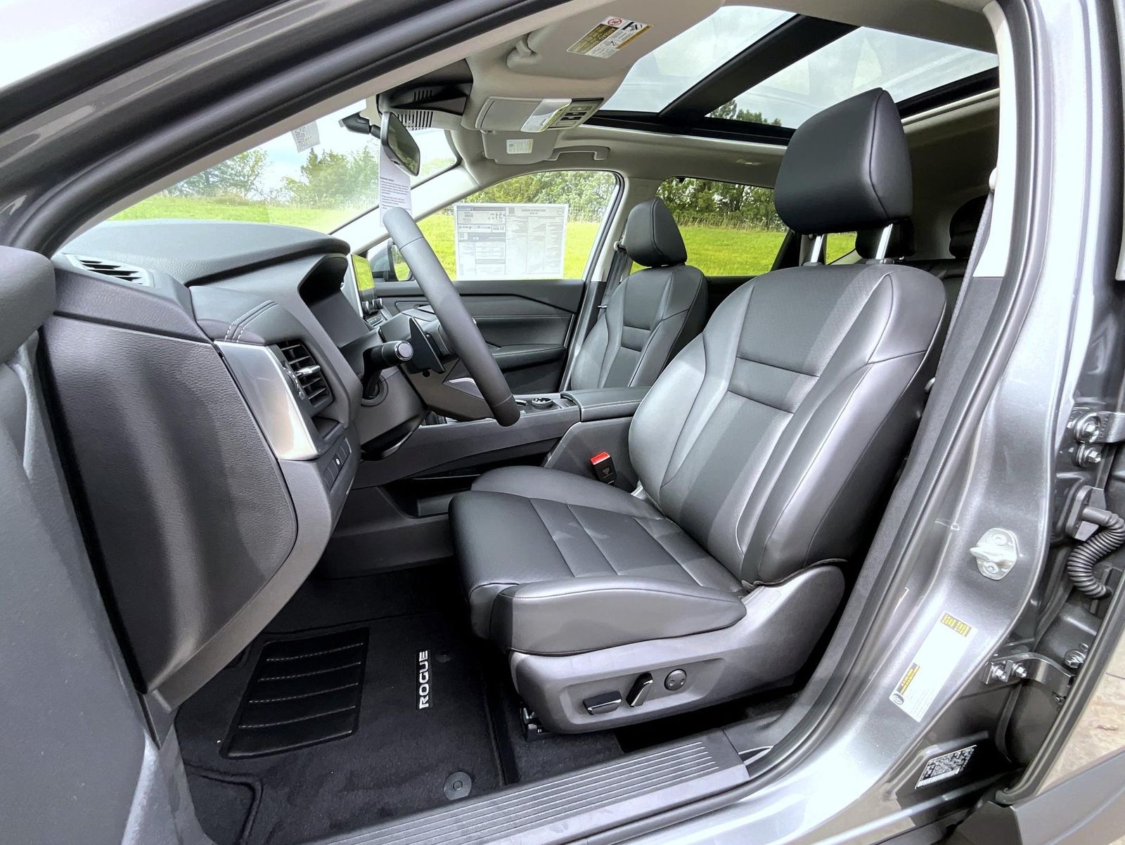 2026 Nissan Rogue SV photo 10