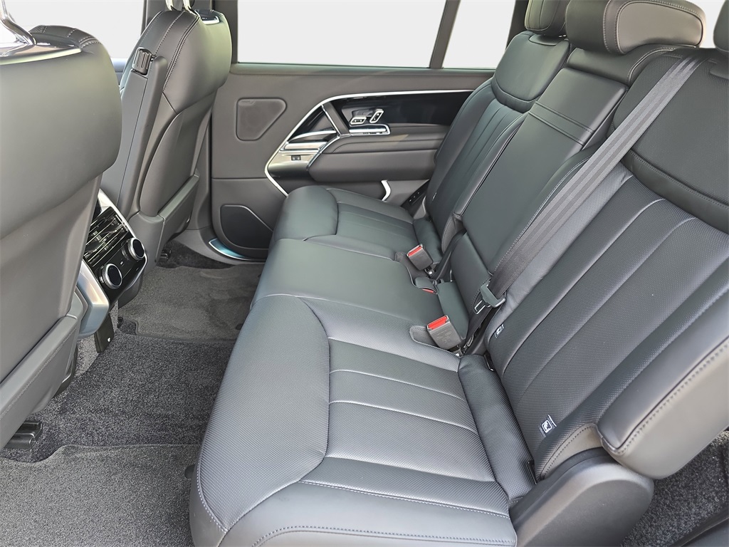 2025 Land Rover Range Rover SE photo 15