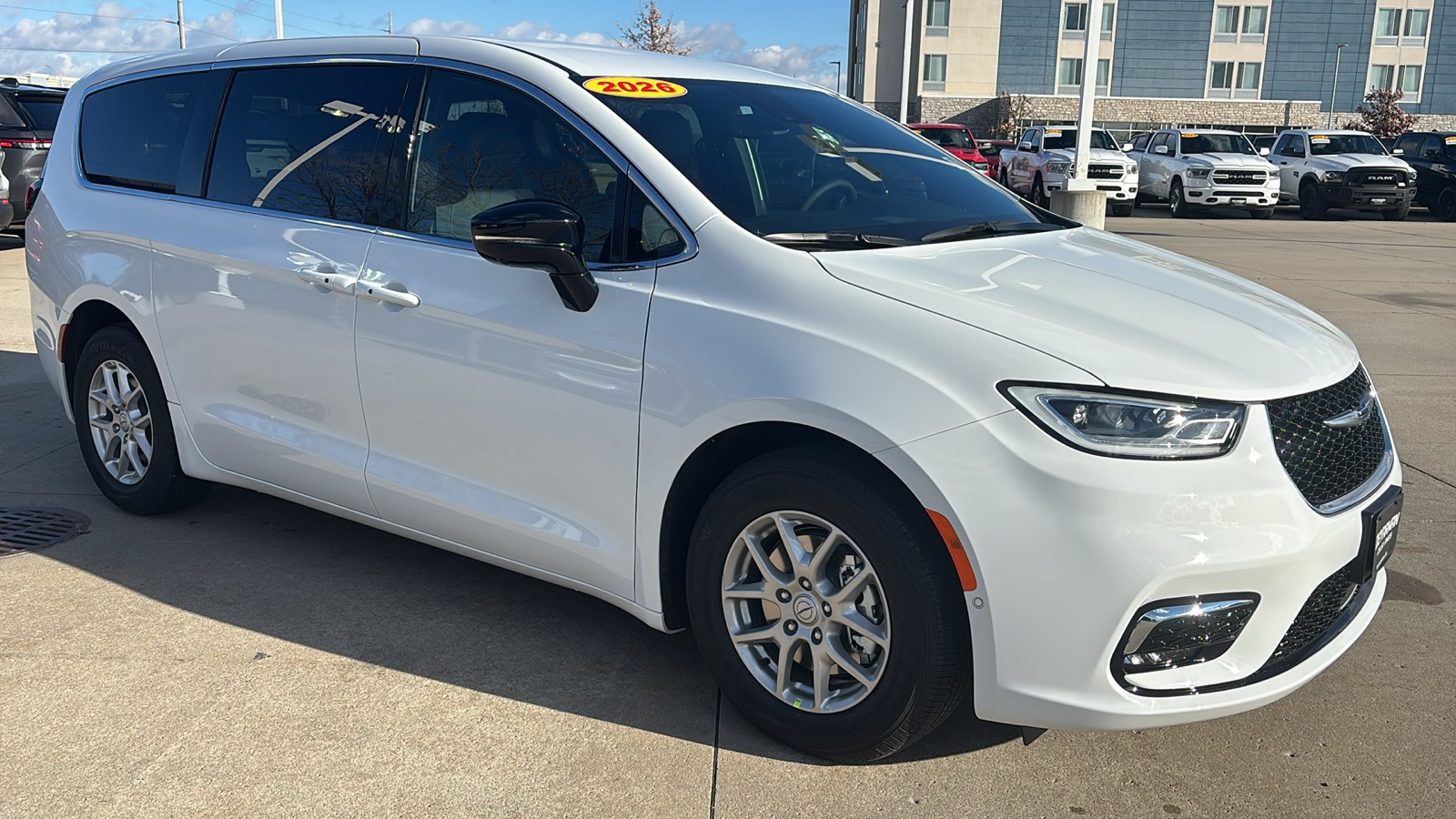 2026 Chrysler Pacifica Select's photo