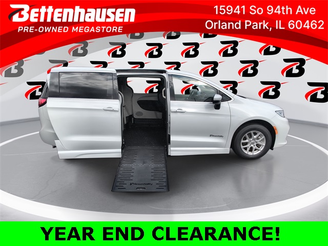 2023 Chrysler Pacifica Touring L's photo