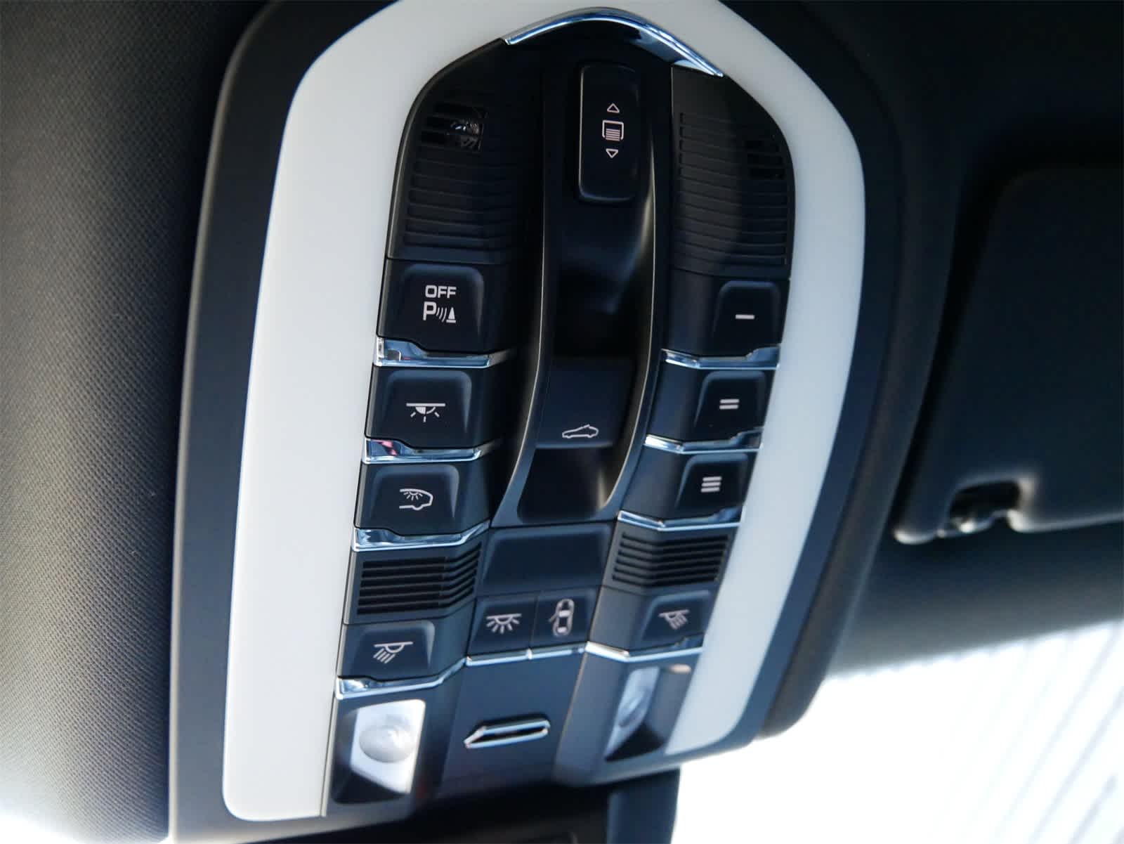 2021 Porsche Macan Base photo 18