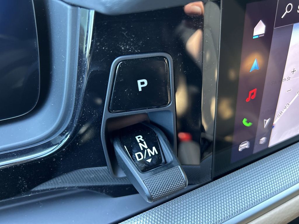2025 Porsche Cayenne Base photo 24