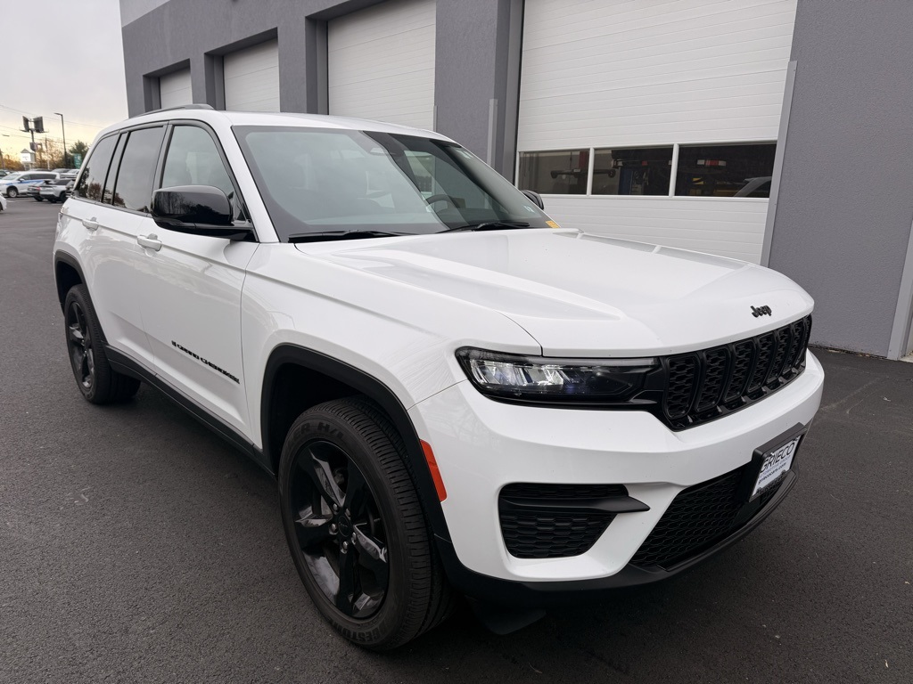 2025 Jeep Grand Cherokee Altitude's photo