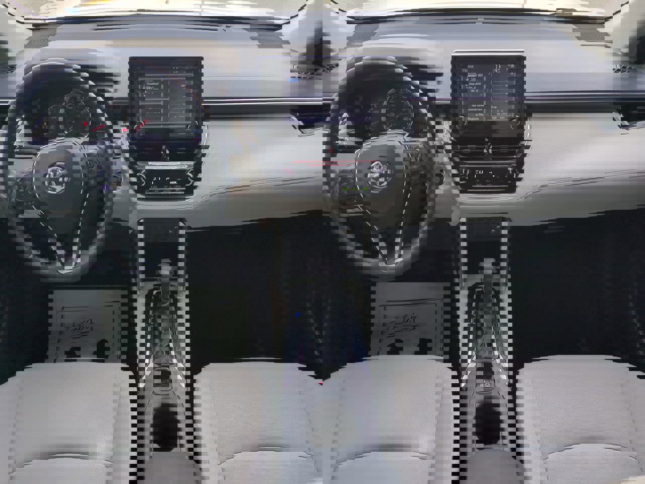 2022 Toyota Corolla Cross LE photo 13