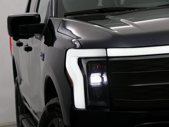 2025 Ford F-150 Lightning Lariat photo 4