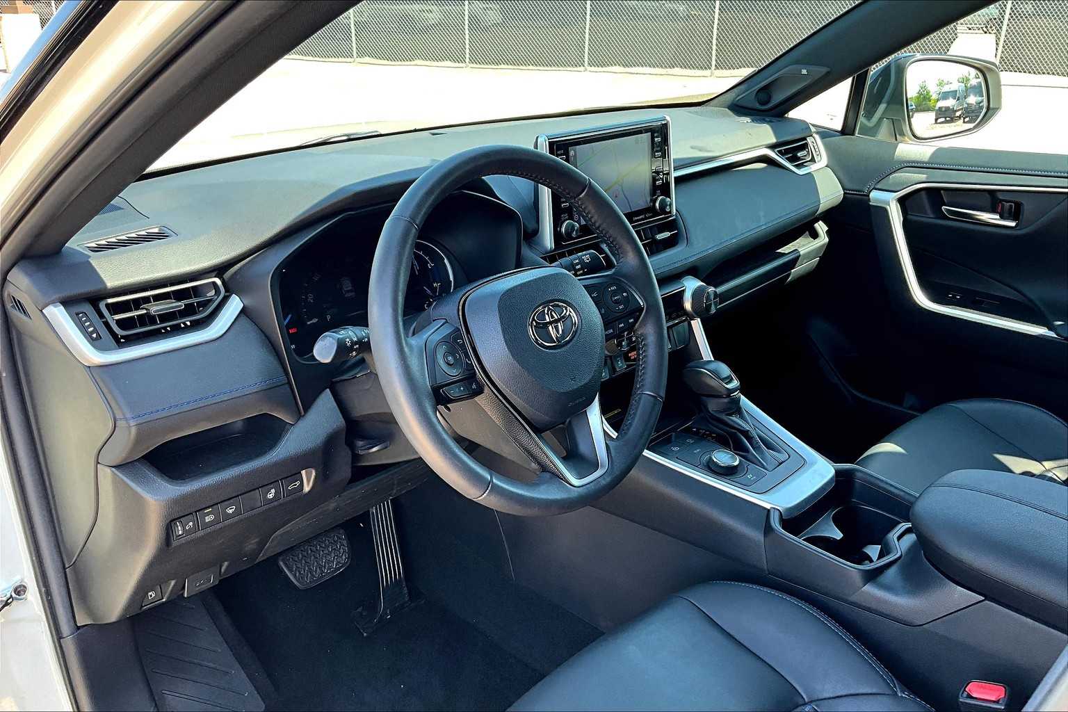 2021 Toyota RAV4 Hybrid XSE photo 16