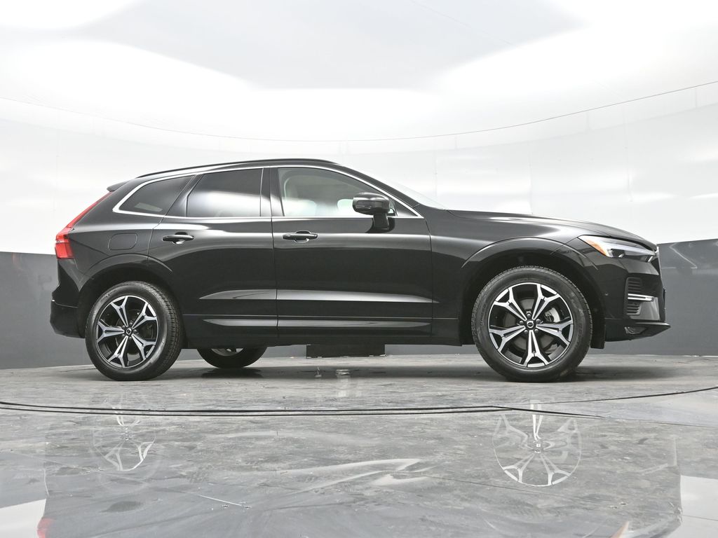 2022 Volvo XC60 B5 Momentum photo 25