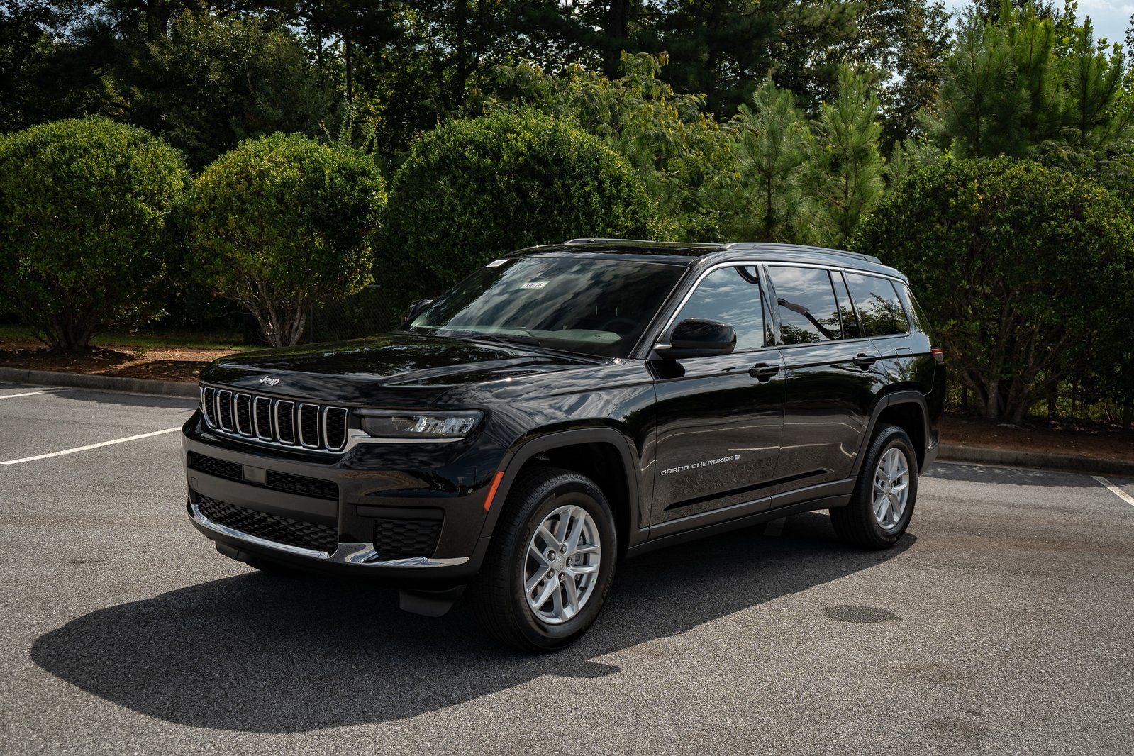 2025 Jeep Grand Cherokee Laredo Altitude photo 2