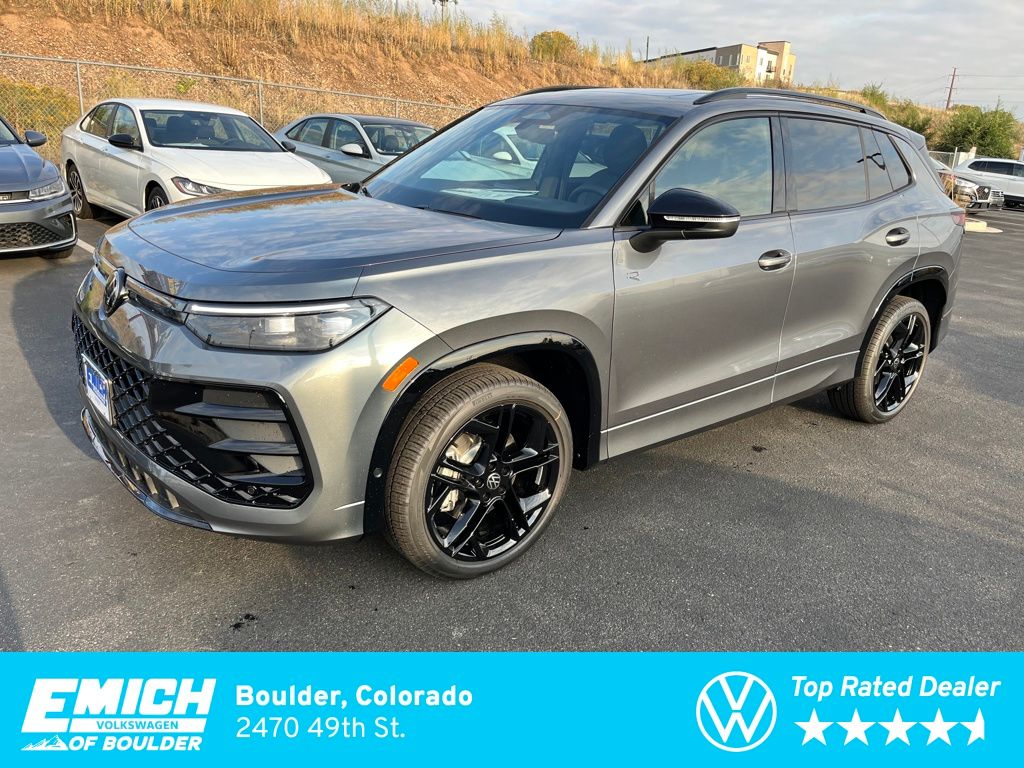 2025 Volkswagen Tiguan SE R-LINE BLACK's photo