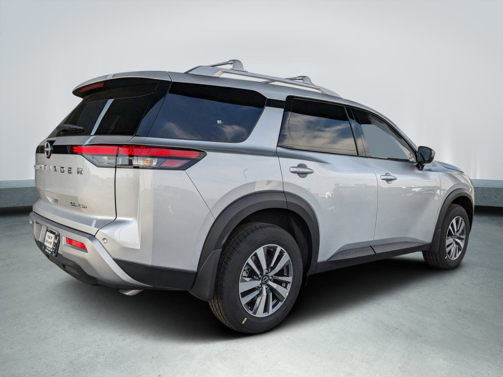 2025 Nissan Pathfinder SL photo 2