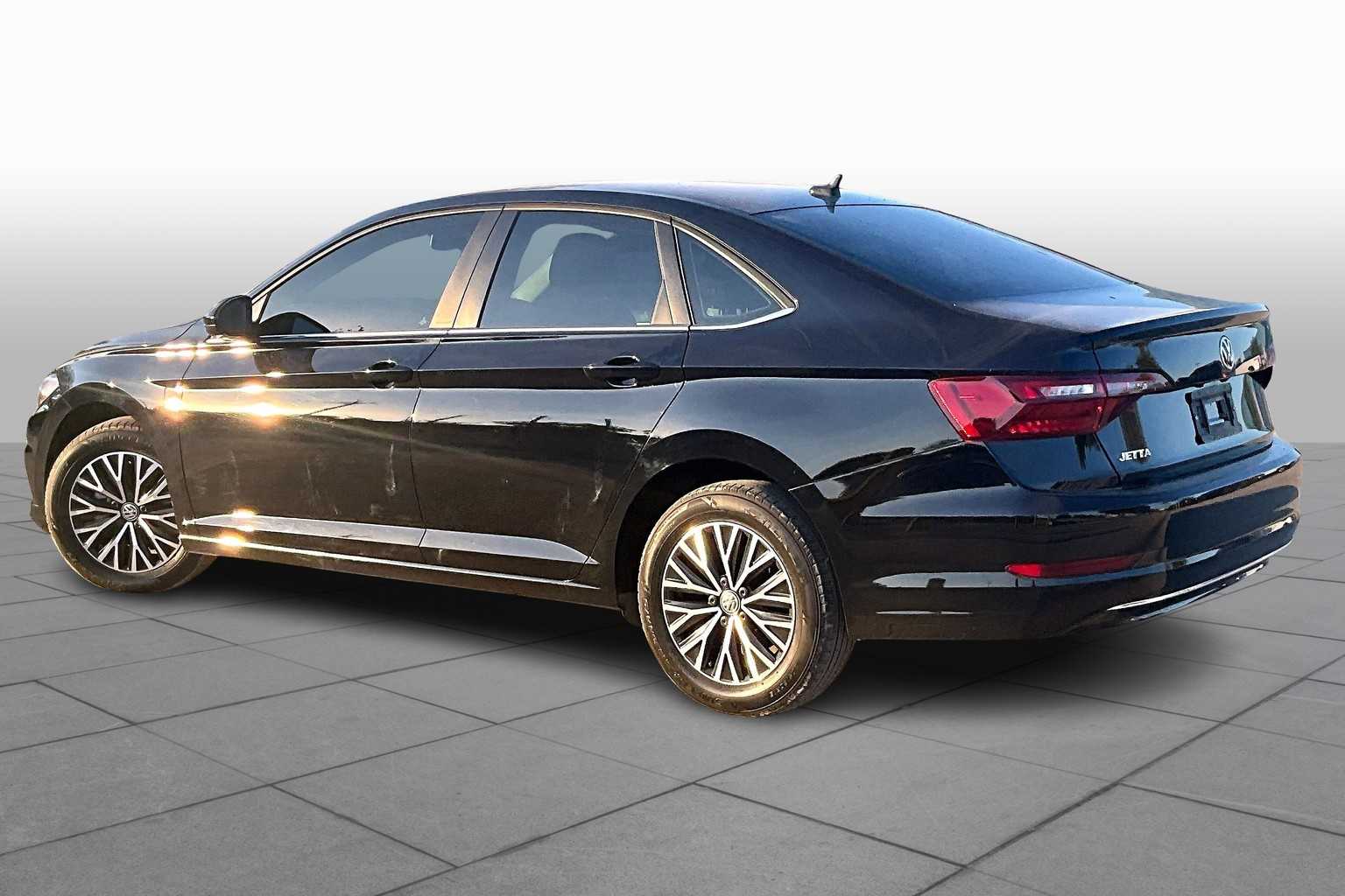 2021 Volkswagen Jetta SE R-Line photo 3