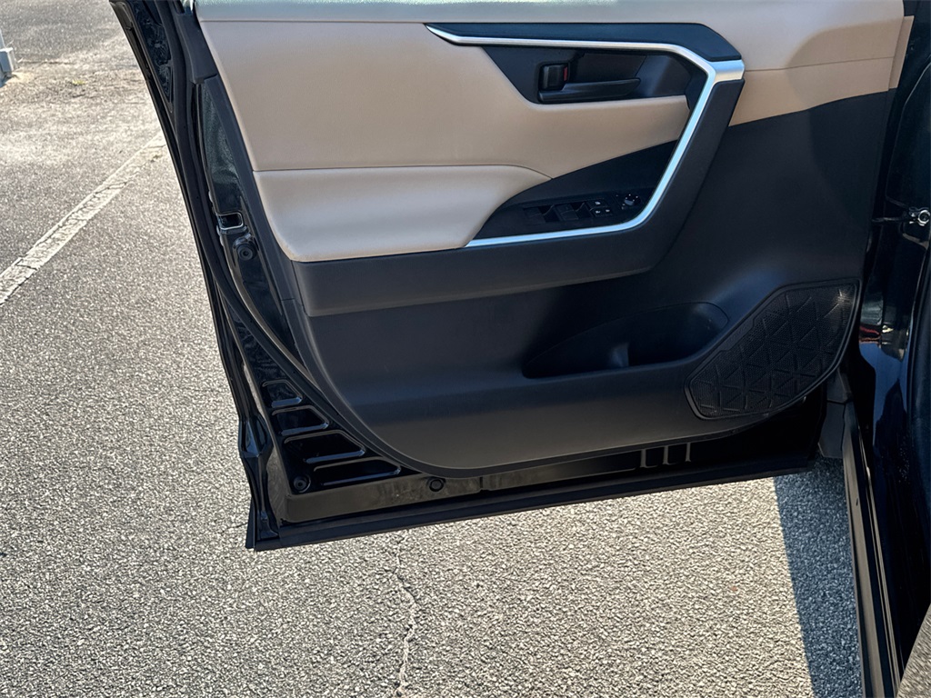 2021 Toyota RAV4 LE photo 10