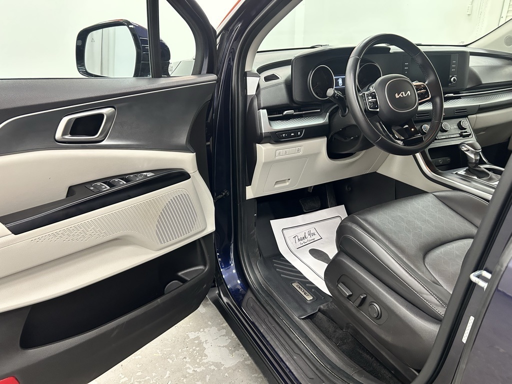 2023 Kia Carnival LX photo 8