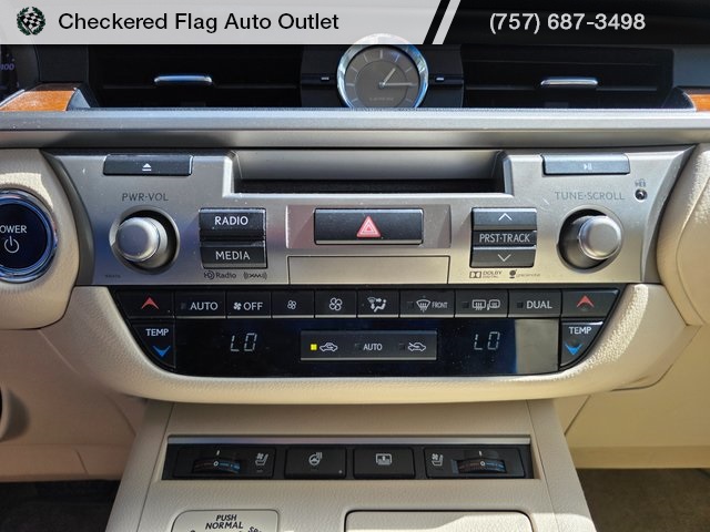 2015 Lexus ES 300h photo 16