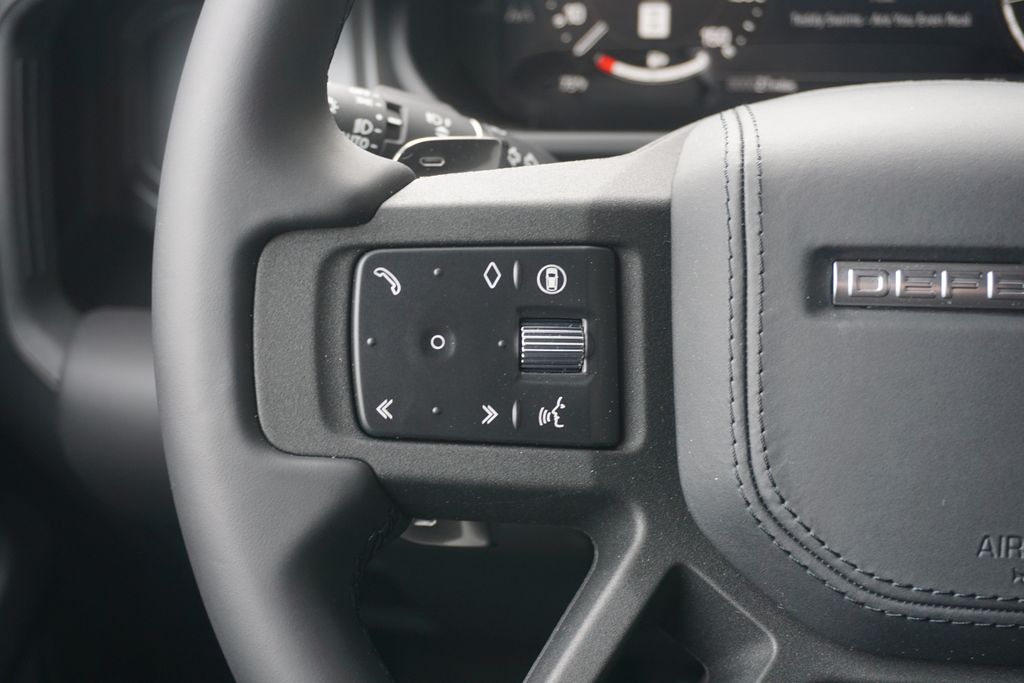2025 Land Rover Defender 110 V8 photo 12