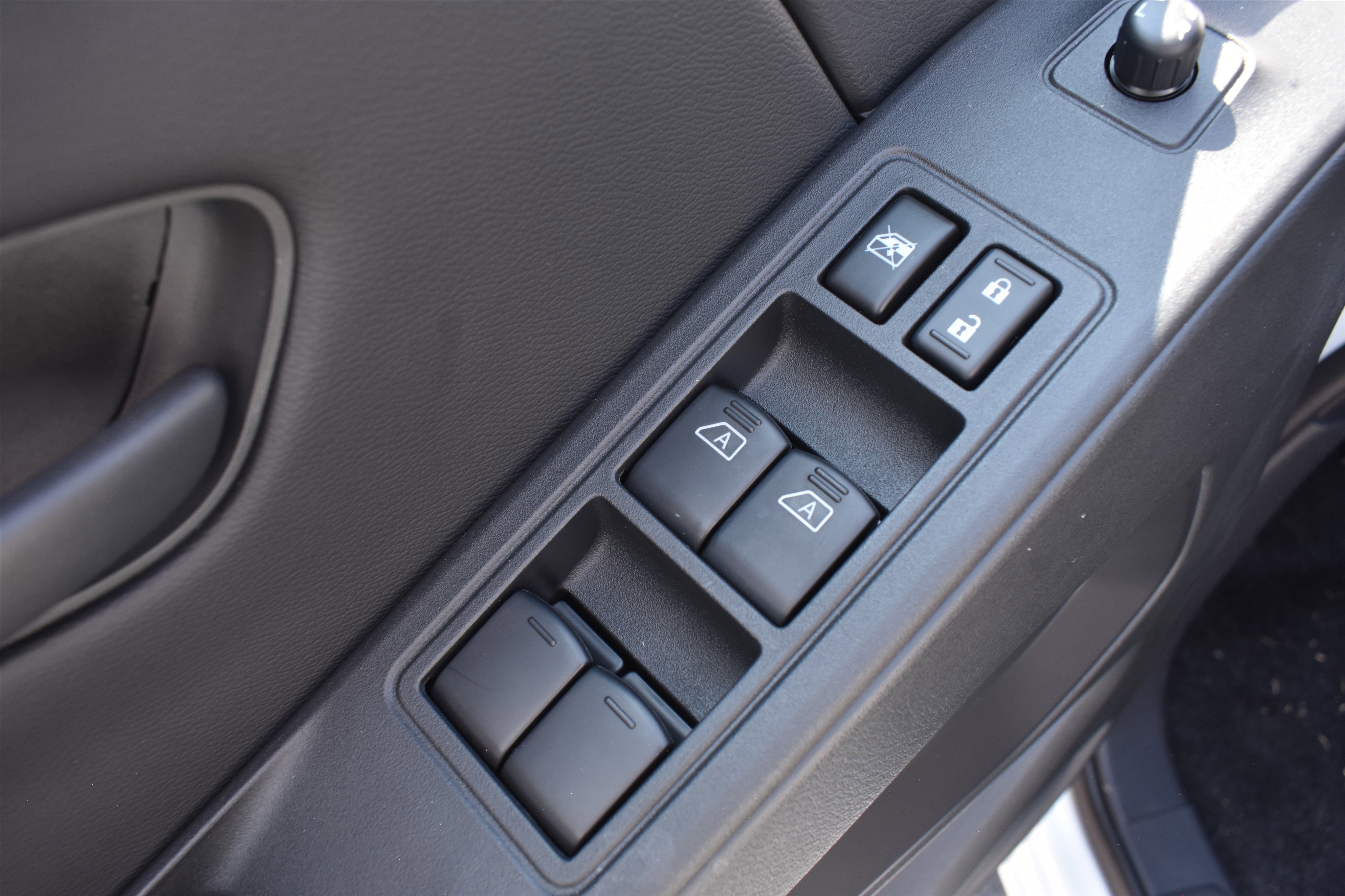 2026 Nissan Frontier Crew Cab SV photo 5