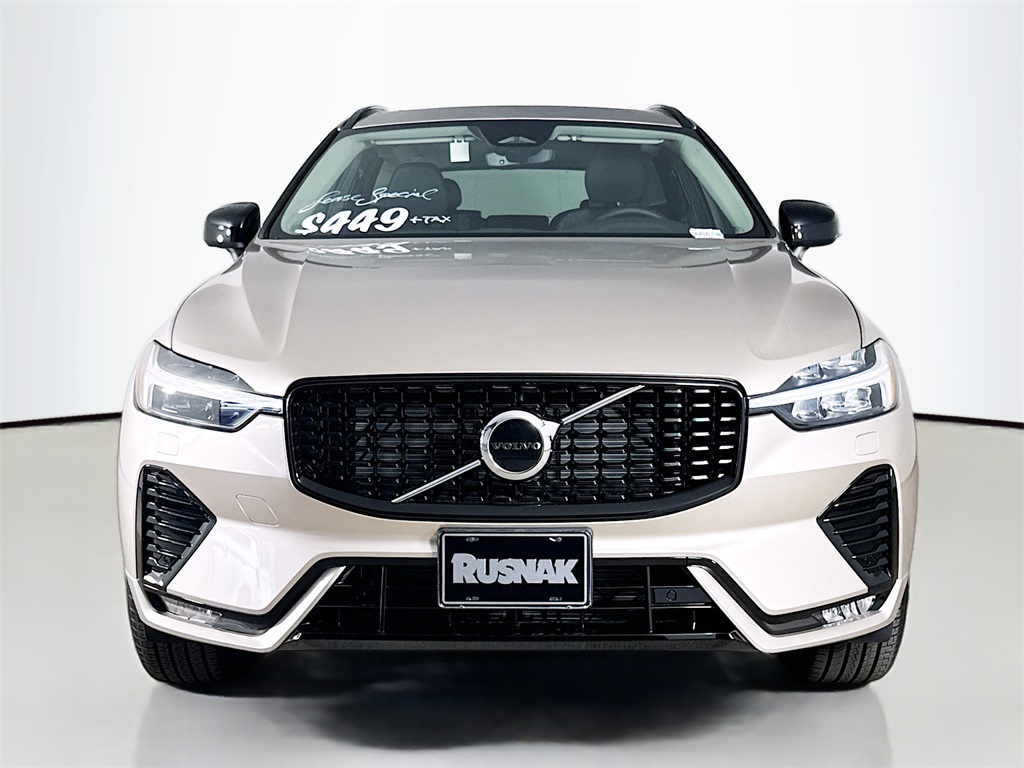 2025 Volvo XC60 B5 Core photo 2